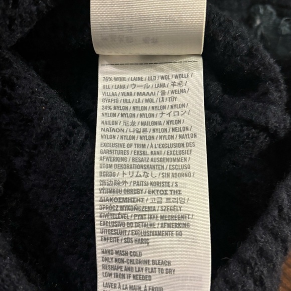 Abercrombie and Fitch dark navy sweater. Size small - Picture 5 of 7